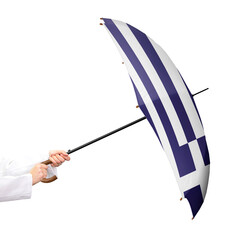 Ein Schirm in Händen, mit der Landesflagge von Griechenland, ein Mitgliedsstaat der Europäischen...