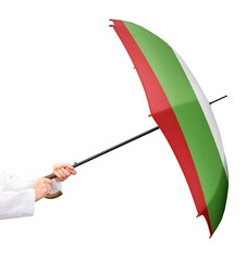 Ein Arzt mit einem Schirm in den Händen und der Landesflagge von Bulgarien, ein Mitgliedsstaat der...
