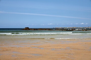 Playa con grandes dunas en una zona medioambiental protegida