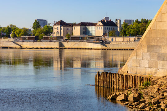 Karowa Clinical Hospital - Szpital kliniczny im. Ksieznej Anny Mazowieckiej - at Wybrzeze Kosciuszkowskie embankment over Vistula river in Warsaw, Poland