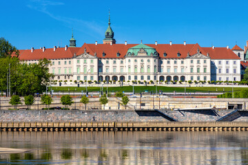 Naklejka premium Panoramic view of Zamek Krolewski Royal Castle in Stare Miasto Old Town historic quarter at Wybrzerze Gdanskie embankment of Vistula river in Warsaw, Poland