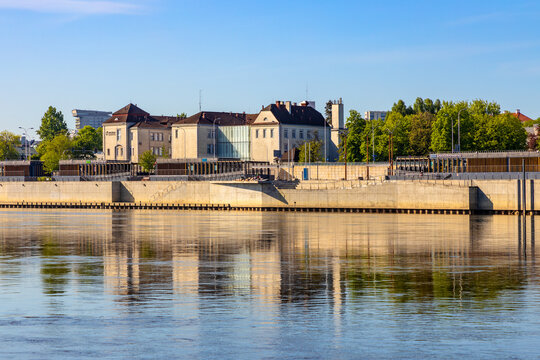 Karowa Clinical Hospital - Szpital kliniczny im. Ksieznej Anny Mazowieckiej - at Wybrzeze Kosciuszkowskie embankment over Vistula river in Warsaw, Poland