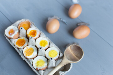 Cooking, boiling eggs step by step. The degree of readiness of eggs depending on the cooking time. Raw egg, crumpled. Instructions for cooks.