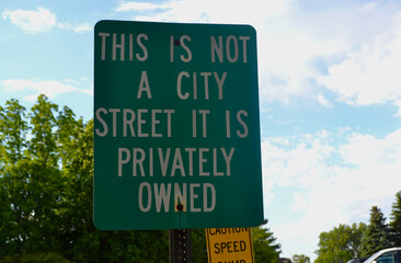 Obraz premium Green Sign Stating 