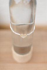 bouteille transformée en vase pour la décoration de mariage