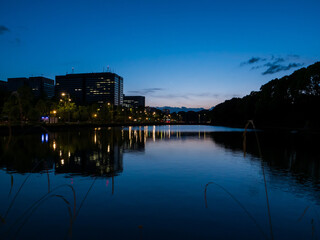 Fototapeta na wymiar night view of the river