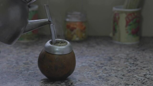 Sirviendo agua para el mate infusi&oacute;n tradicional argentina