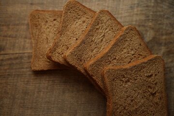 Sliced ​​bread on a wooden background.