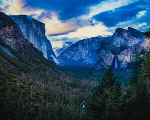 Obraz premium A moody Yosemite Valley during the blue hour after sunset