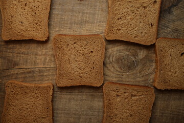 Sliced ​​bread on a wooden background.