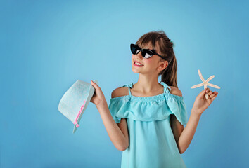 summer girl. Smiling cute girl in sunglasses in the studio. Summer and vacations concept.