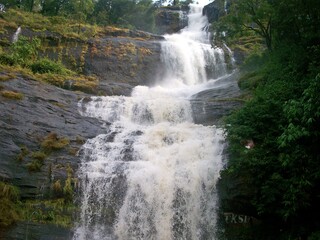 Fototapeta na wymiar waterfalls between Ernakulam - Munnar road