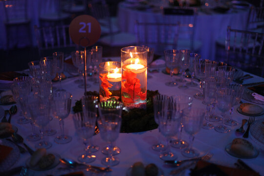 Mesa de banquete con velas