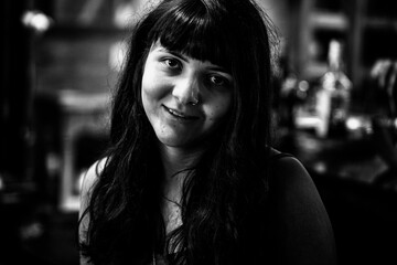 Moça brasileira sorrindo e olhando diretamente para a câmera