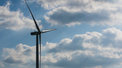 Fototapeta na wymiar wind turbine in a cloudy sky