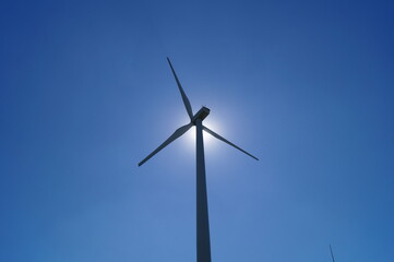 Fototapeta premium Windkraftwerk vor Sonne
