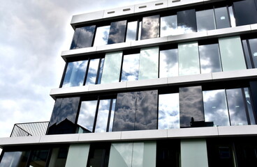Wolkenspiegelung in einem Bürogebäude in Stuttgart