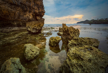 Obraz premium Beautiful beach landscape view with limestone rocks foreground