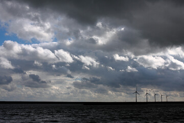 Fototapeta na wymiar Elektrownia wiatrowa na tle morza. Holandia