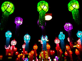Lanterns of various colors were decorated for the holiday season