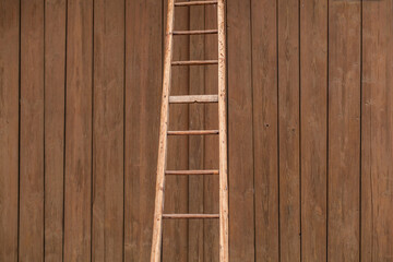 Alte Holzleiter vor Holzwand. Trittleiter, Aufsteigen, Erfolgreiche Karriere Chance. Old wooden...