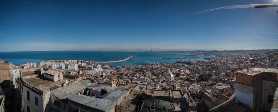 Vu panoramique de la baie d'Alger depuis la Casbah