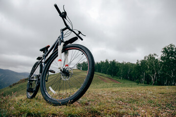 Fototapeta na wymiar Велосипед летом на горной дороге в дождливую погоду . 