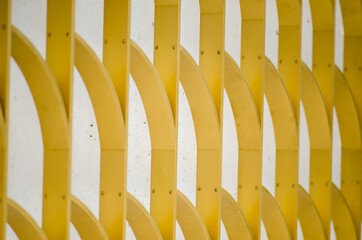 Obraz premium Building with decorative element on the facade, geometric structure with linear and curved elements assembled together.