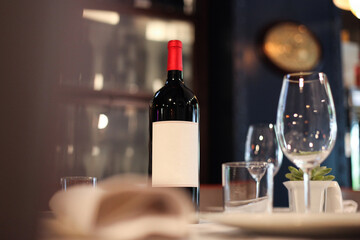 Bodegón con botella de vino y copas