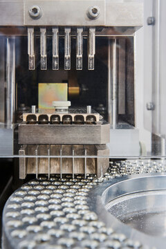 Chain of packaging and manufacture of tablets and vials of tablets and pills industrially for the medical and health sector