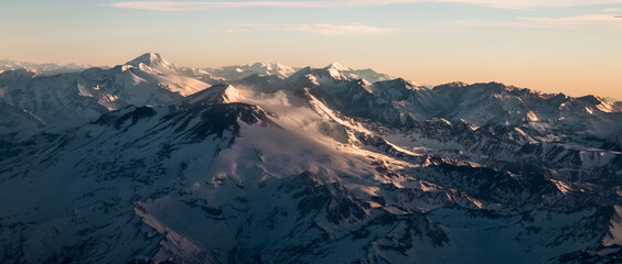 Fototapeta na wymiar Cordillera de los Andes vista desde un avión comercial