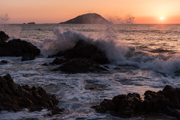 荒波のある夕景