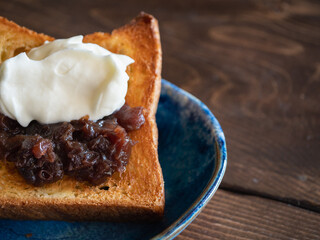 トーストの上に乗った粒あんと生クリーム。