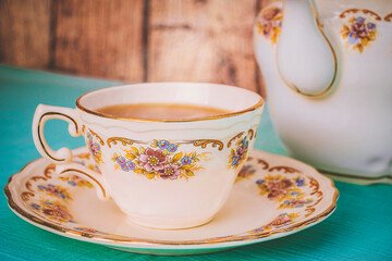 taza de té caliente con tu tetera, hora del té