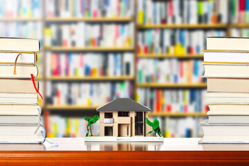 本と住宅模型
