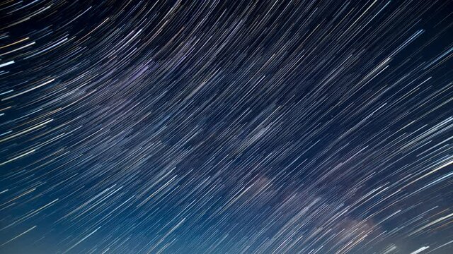 星空の軌跡　天の川　夜空　5月