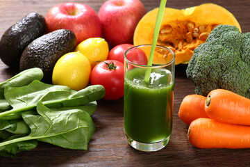 野菜ジュースを注ぐ