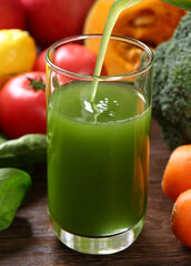 野菜ジュースを注ぐ