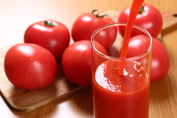 トマトジュースを注ぐ