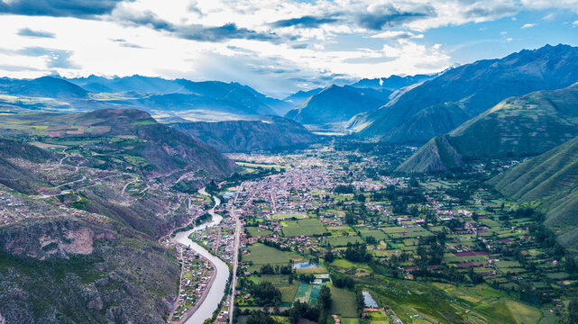 Sesi&oacute;n fotogr&aacute;fica con drone mavic pro, del poblado de Yucay Urubamba, capital del Valle Sagrado de los incas, en la Ciudad del Cusco