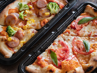 ソーセージピザとトマトピザのクローズアップ。