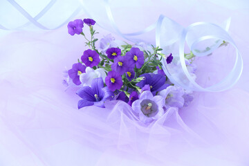 キキョウ、カンパニュラ、サフィニアの紫色の花束