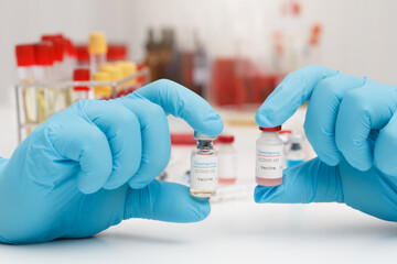 Obraz premium Research and development concept, Laboratory scientist researching covid-19(corona virus) vaccine at laboratory.