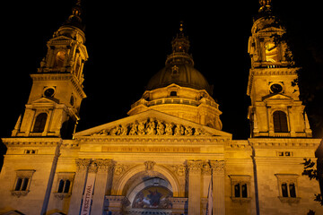Fototapeta na wymiar St. Stephen’s Basilica Roman Catholic cathedrals and church basilica at old town in night time in Budapest, Hungary