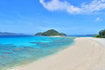 Fototapeta na wymiar 透き通るきれいな碧い海と島々／古座間味ビーチ