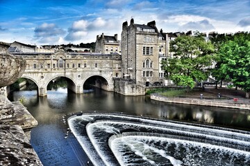 Made for the fashionable crowds that would flock to the city in the 1700s, Pulteney Bridge has become one of Bath’s most iconic spots.