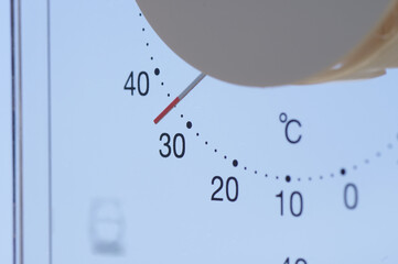 真夏日の温度計