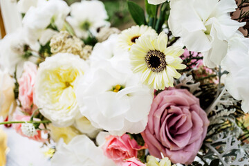 Obraz na płótnie Canvas Close up of flowers: camomile, ranunculus and roses