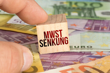 Euro Geldscheine und Senkung der Mehrwertsteuer