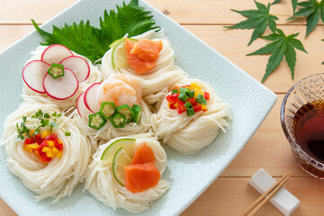 そうめんと薬味の盛り付け